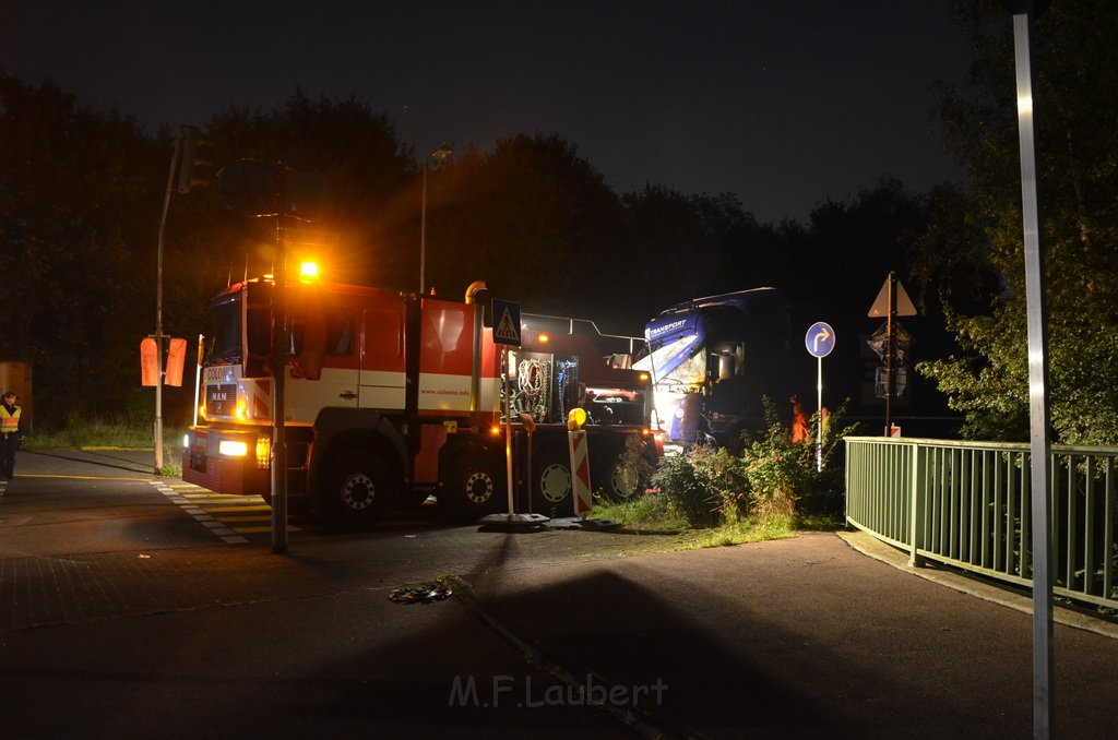 VU LKW umgestuerzt Feldkassel Industriestr Robert Boschstr P348.JPG